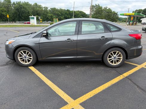 Used 2017 Ford Focus SE FWD image 5