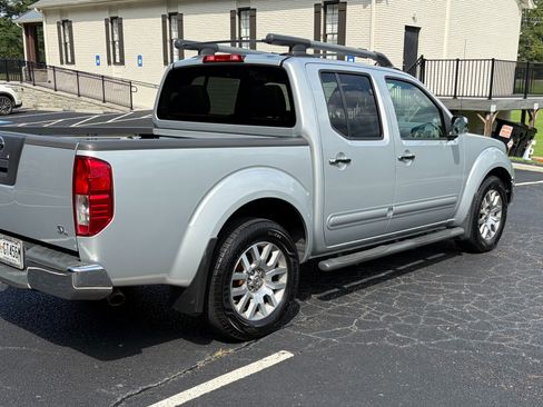 Used 2011 Nissan Frontier SL RWD image 9