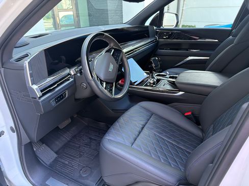 Used 2025 Cadillac Escalade IQ Luxury 1 w/ Smart Trailering package image 4