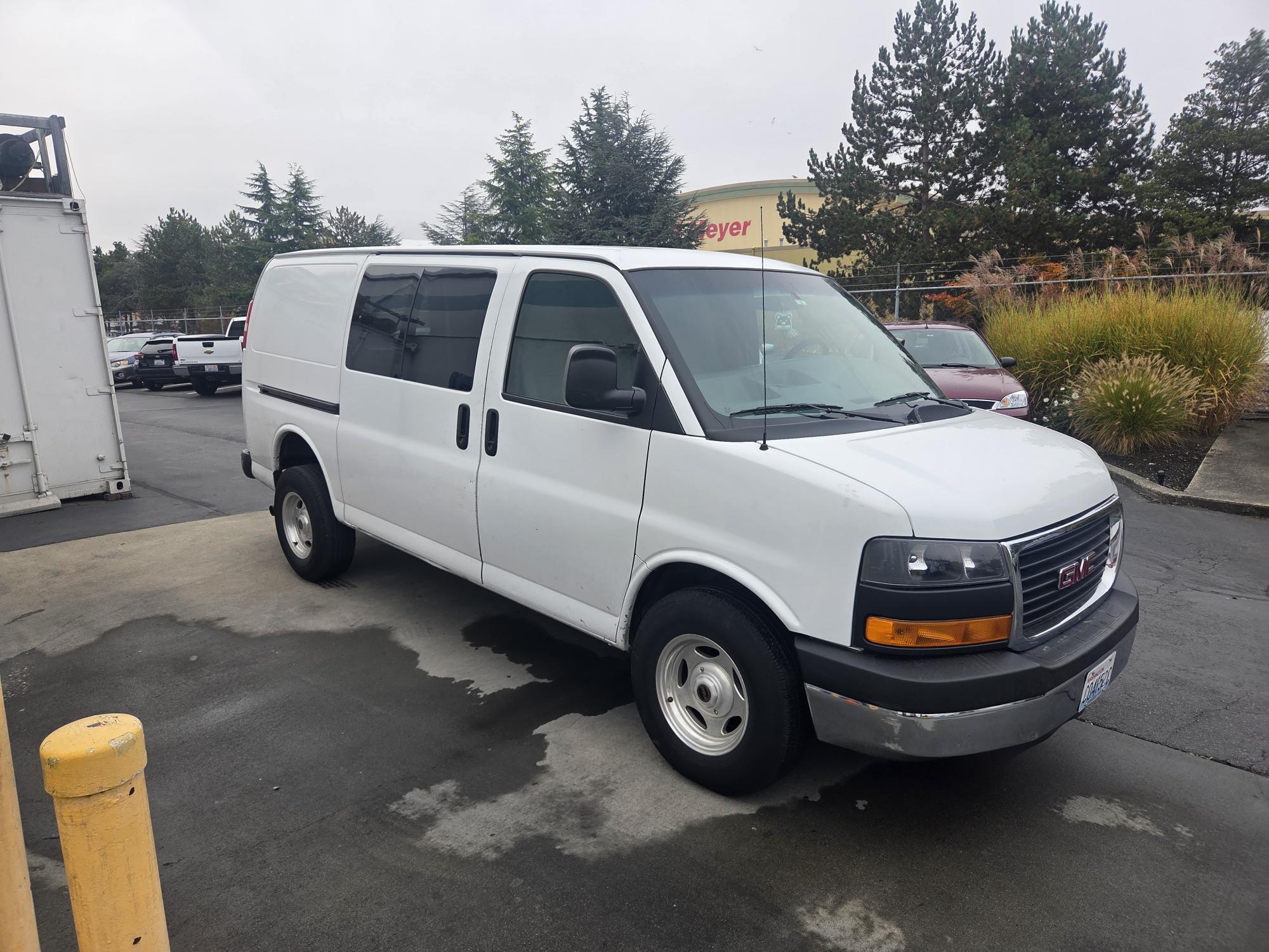 Used 2015 GMC Savana 2500 w/ Chrome Appearance Package RWD image 1