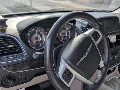 Used 2014 Chrysler Town & Country Touring-L w/ Driver Convenience Group image 6