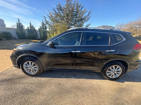 Used 2017 Nissan Rogue SV image 2