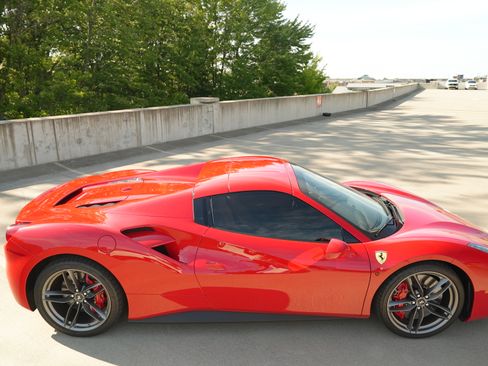 Used 2018 Ferrari 488 Spider RWD image 4