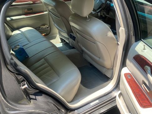 Used 2005 Lincoln Town Car Signature RWD image 9