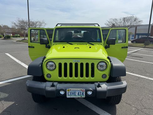 Used 2017 Jeep Wrangler Unlimited Rubicon w/ Connectivity Group image 6