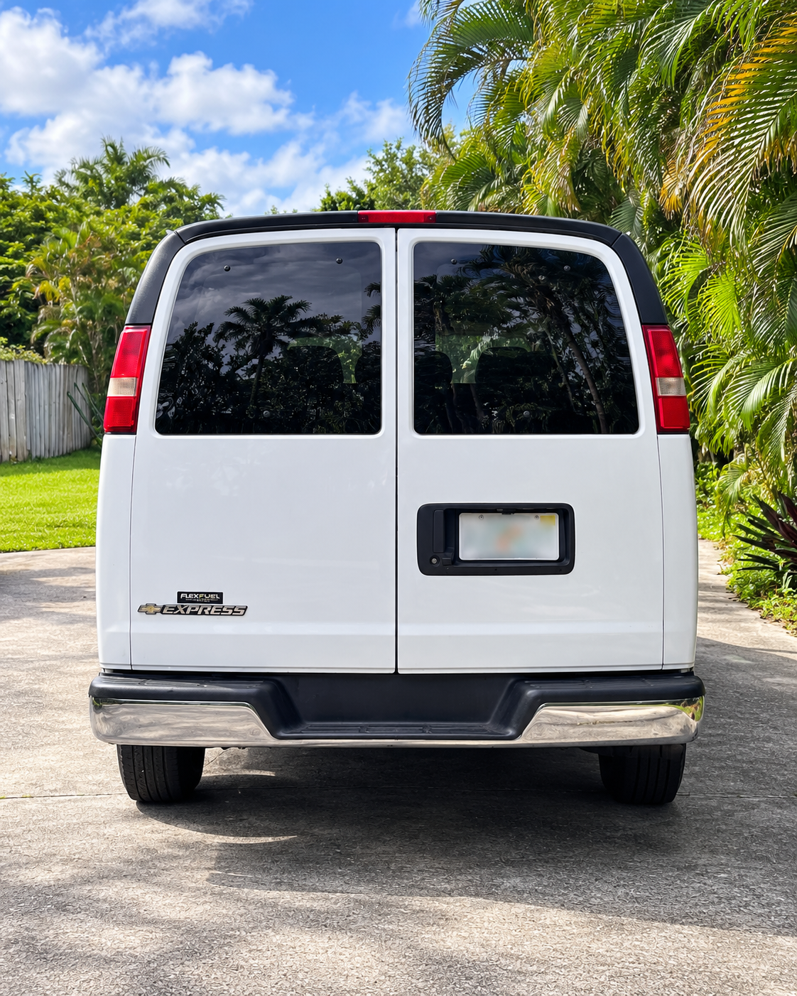 Used 2018 Chevrolet Express 3500 LT w/ LT Preferred Equipment Group RWD image 2