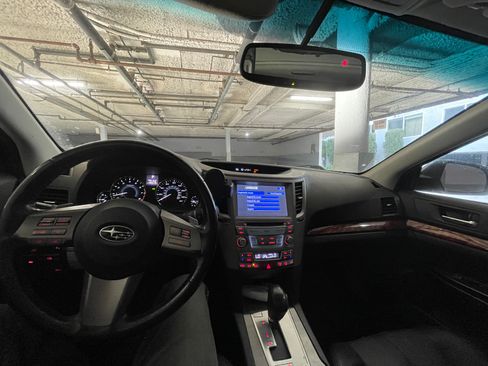 Used 2011 Subaru Outback 2.5i Limited AWD/4WD image 2