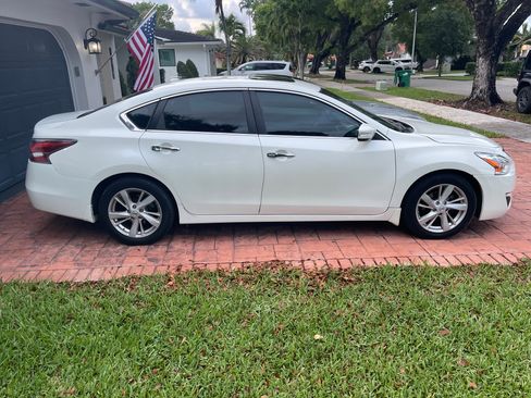 Used 2014 Nissan Altima 2.5 SL w/ Technology Package FWD image 9