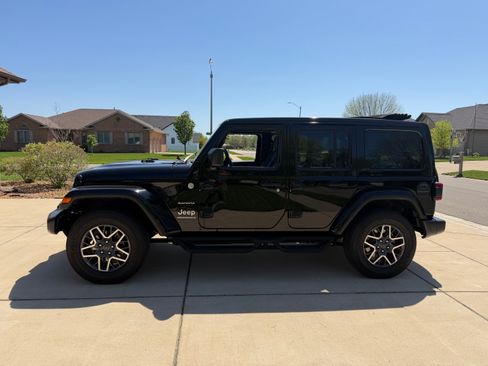 Used 2024 Jeep Wrangler Unlimited Sahara w/ Technology Group AWD/4WD image 1