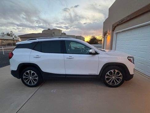 Used 2021 GMC Terrain SLT image 2