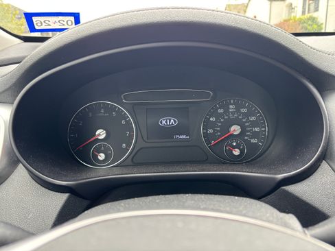 Used 2020 Kia Sorento LX image 8