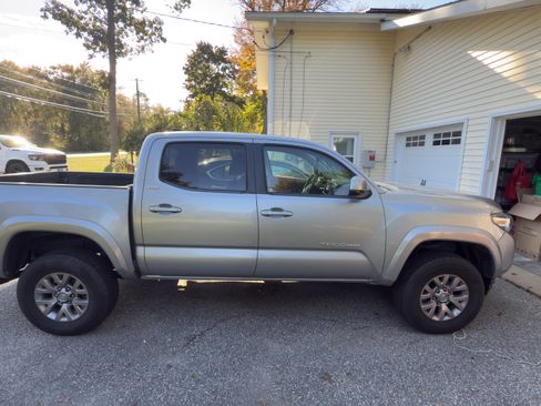 Used 2016 Toyota Tacoma SR5 image 1