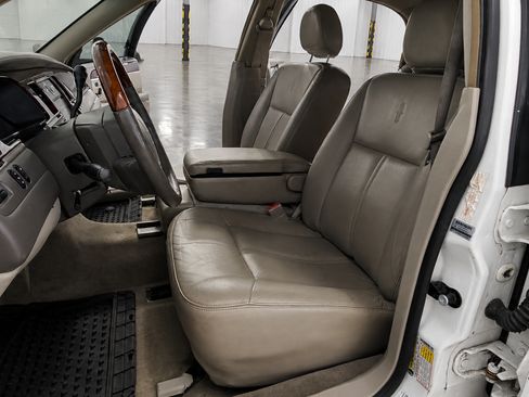 Used 2008 Lincoln Town Car Signature Limited RWD image 13
