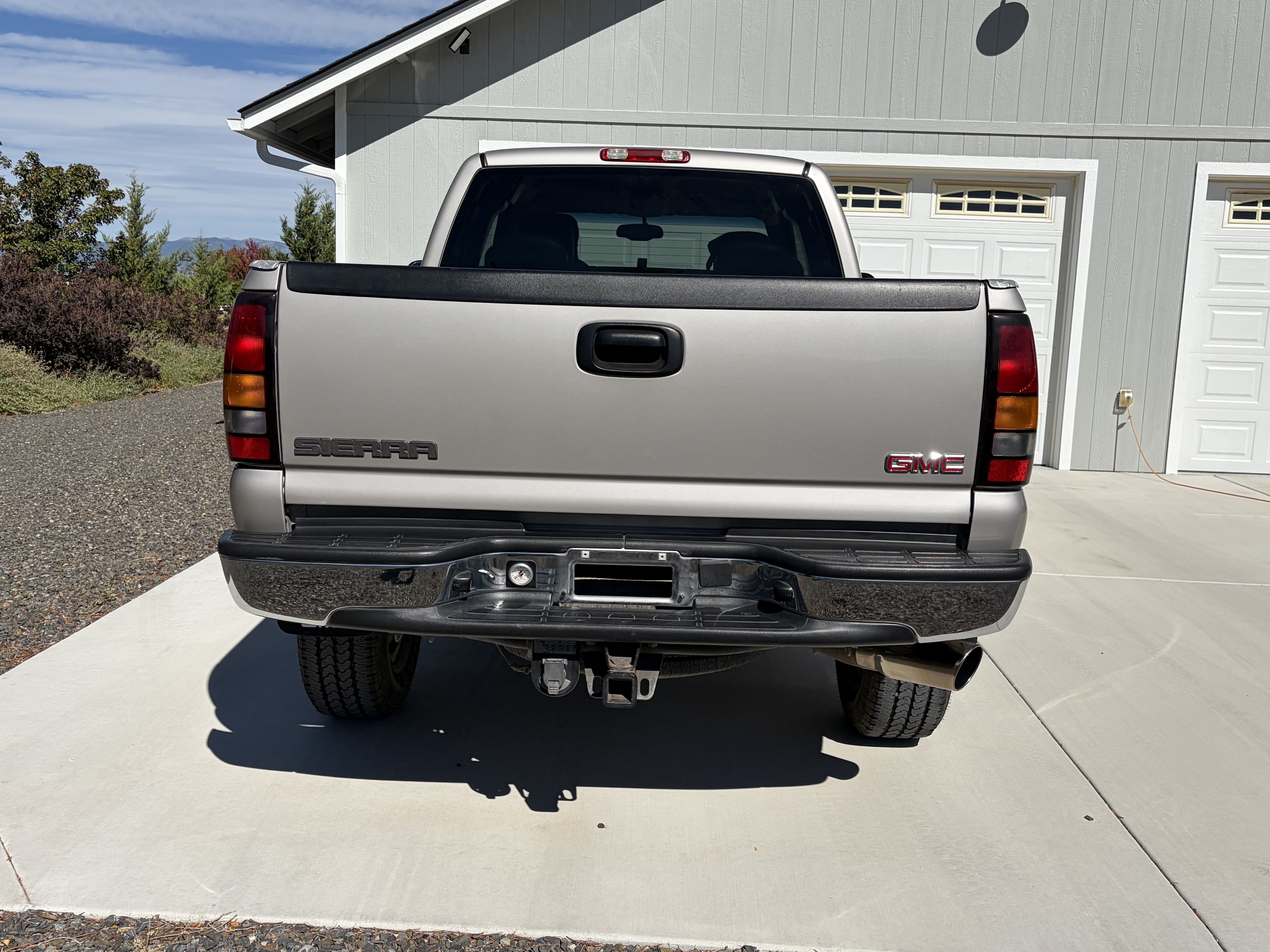Used 2004 GMC Sierra 2500 SLT w/ Heavy-Duty Power Package AWD/4WD image 2