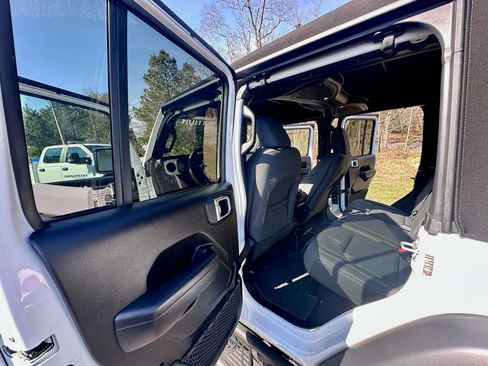 Used 2024 Jeep Wrangler Unlimited Sport image 16