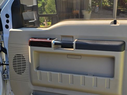 Used 2010 Ford F250 Lariat image 16