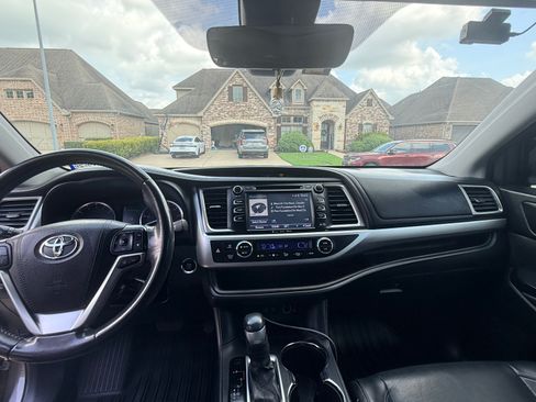 Used 2017 Toyota Highlander XLE FWD image 11