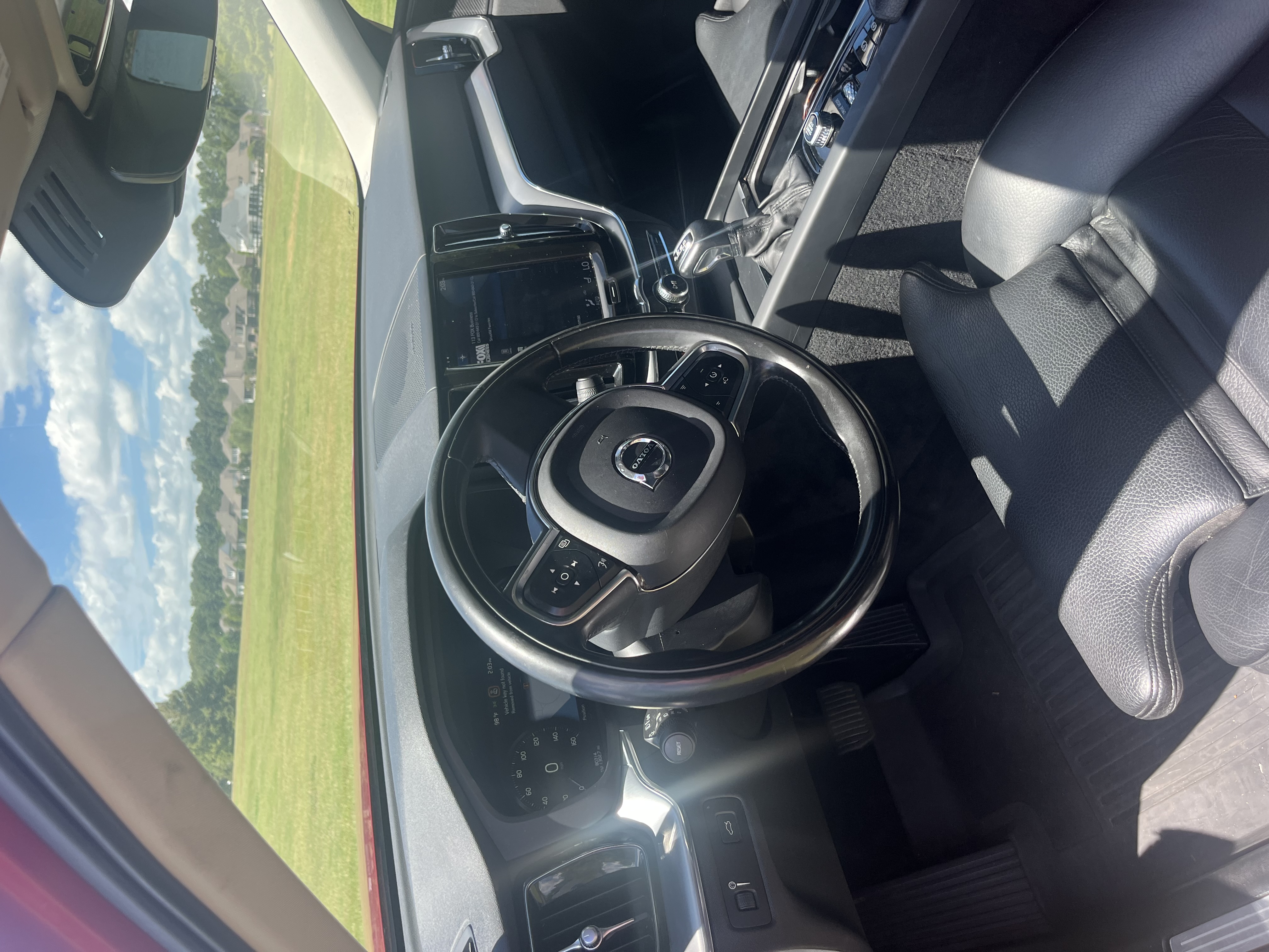 Used 2019 Volvo XC60 T5 Momentum w/ Multimedia Package AWD/4WD image 9