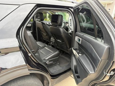 Used 2021 Ford Explorer Limited w/ Equipment Group 301A AWD/4WD image 9