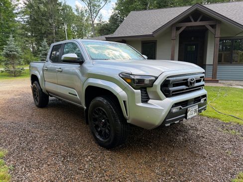 Used 2024 Toyota Tacoma SR5 AWD/4WD image 10