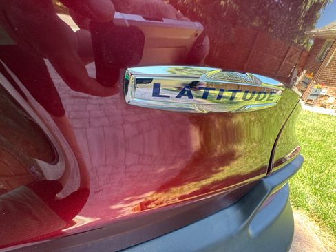 Used 2019 Jeep Cherokee Latitude w/ Cold Weather Group image 11