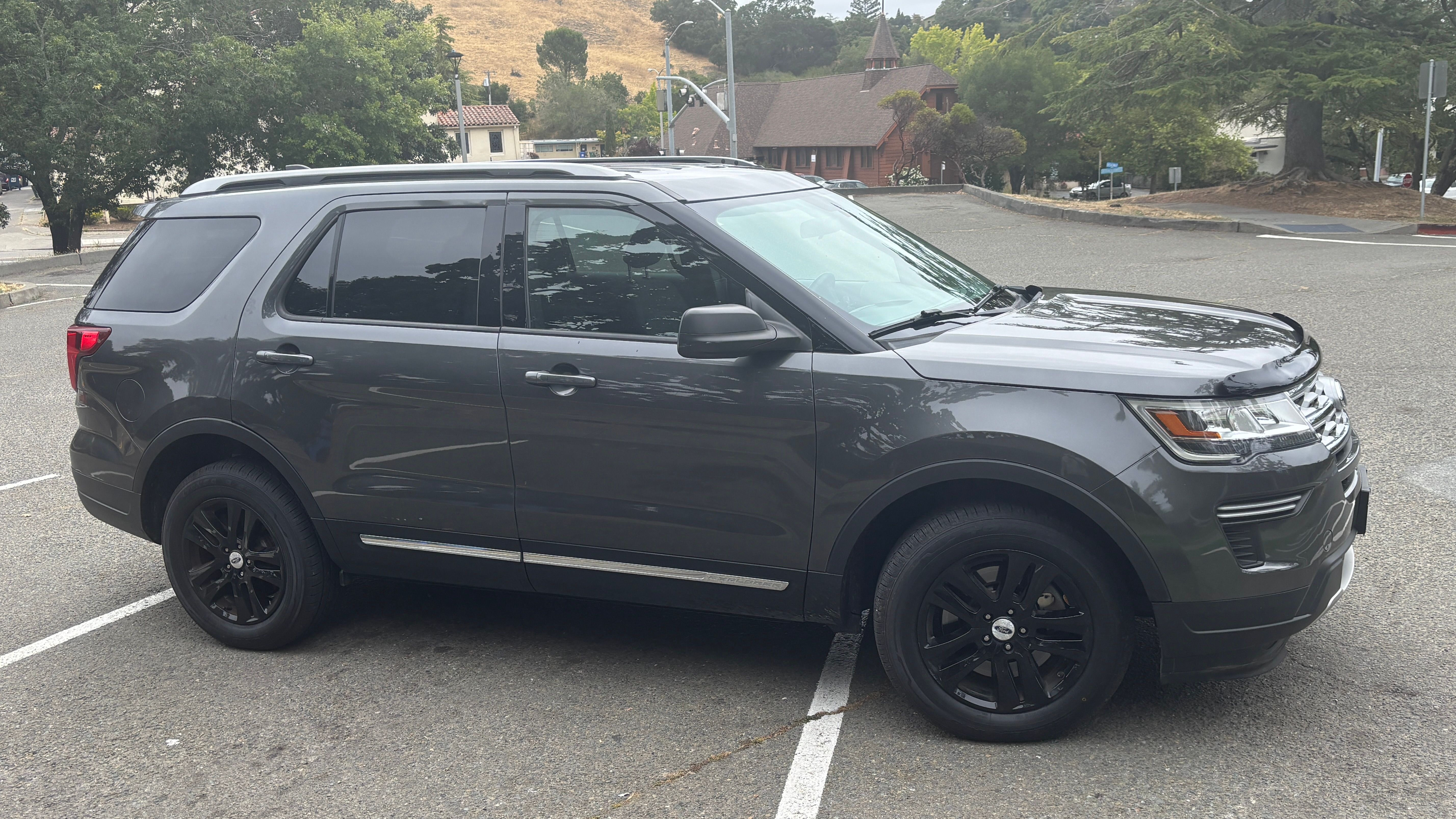 Used 2018 Ford Explorer XLT AWD/4WD image 1