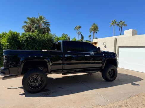 Used 2019 GMC Sierra 2500 Denali w/ Duramax Plus Package AWD/4WD image 2
