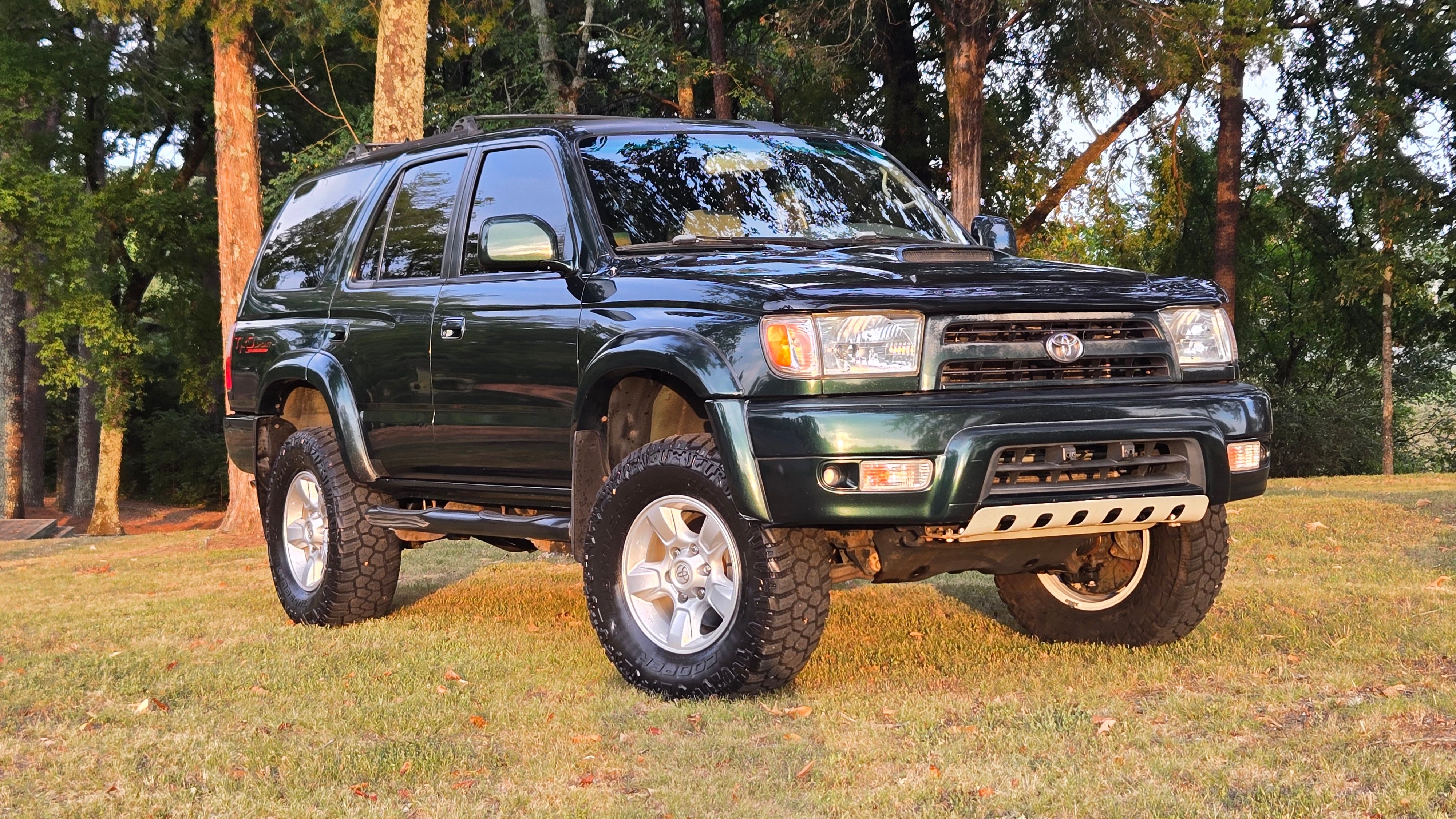 Used 2000 Toyota 4Runner SR5 AWD/4WD image 1