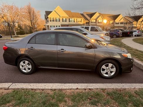 Used 2011 Toyota Corolla LE image 4