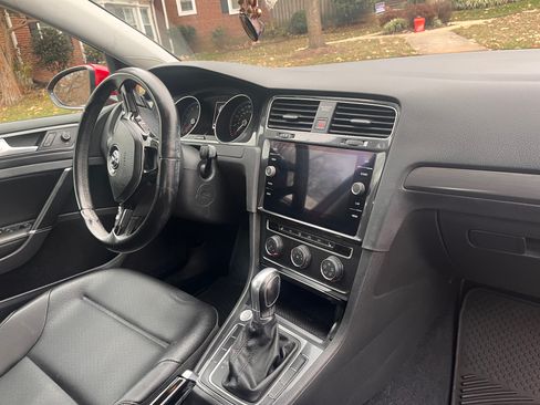 Used 2018 Volkswagen Golf SE image 6