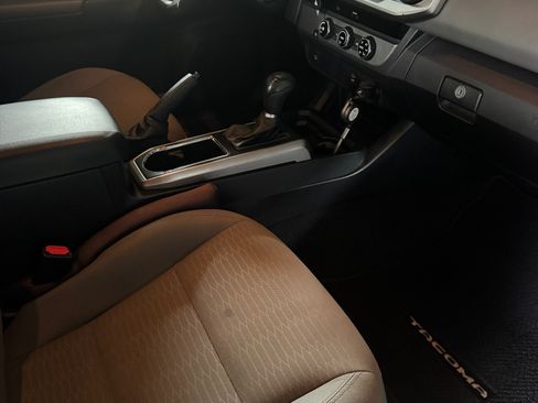 Used 2016 Toyota Tacoma SR5 image 9