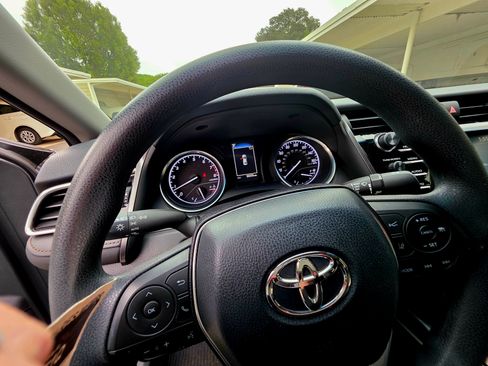 Used 2018 Toyota Camry LE image 9