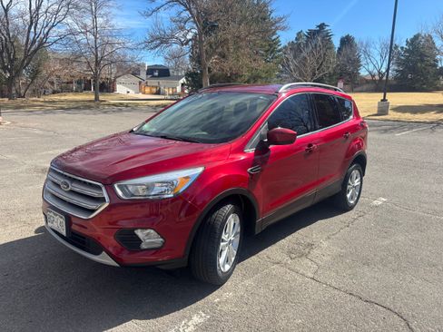 Used 2018 Ford Escape SE image 2