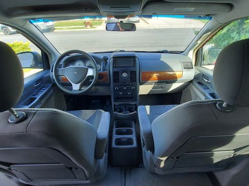 Used 2008 Chrysler Town & Country LX image 4