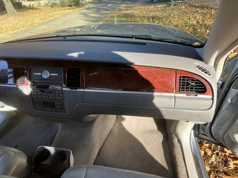 Used 2004 Lincoln Town Car Signature image 20