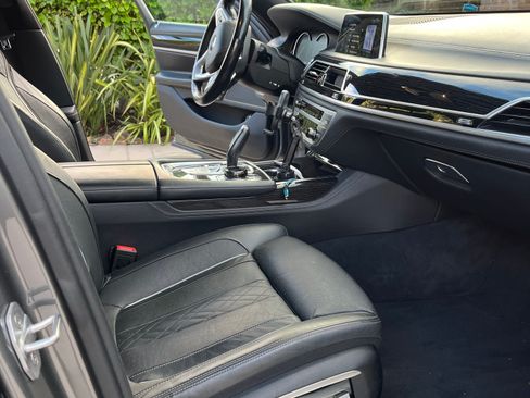 Used 2016 BMW 750i image 11