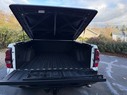 Used 2004 Chevrolet Silverado 2500 LT w/ Heavy-Duty Power Package image 11