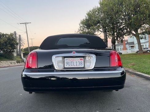 Used 2000 Lincoln Town Car Signature image 12