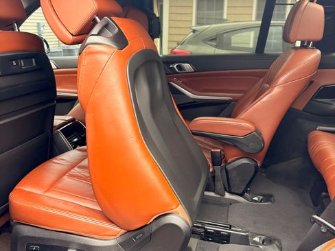 Used 2022 BMW X7 M50i image 11