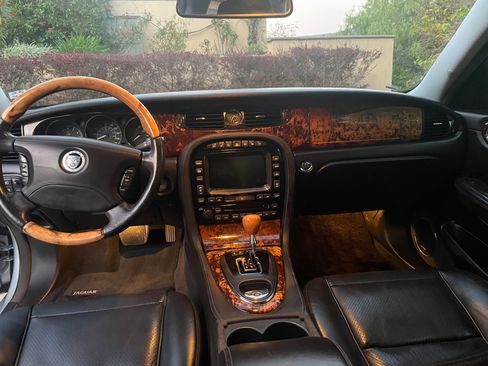 Used 2009 Jaguar XJ Vanden Plas image 9