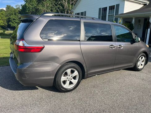Used 2015 Toyota Sienna LE FWD image 12