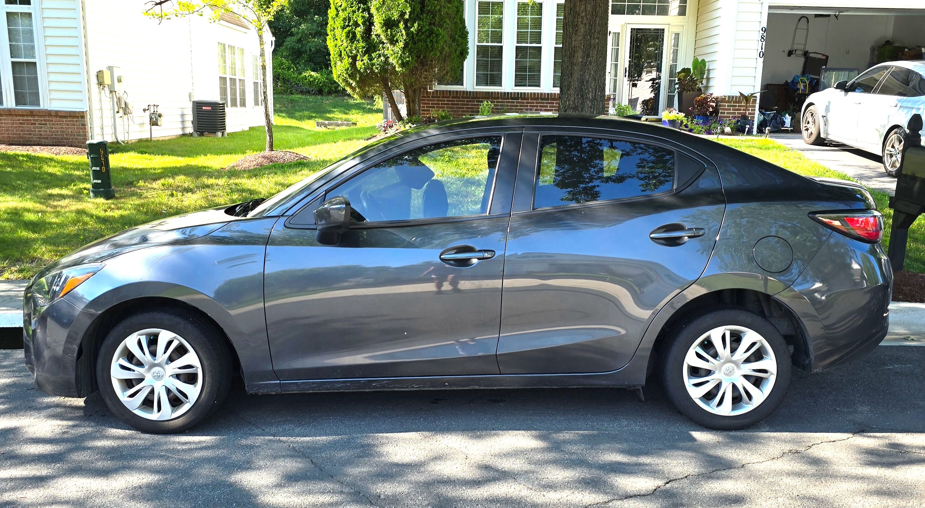Used 2020 Toyota Yaris Sedan FWD image 1