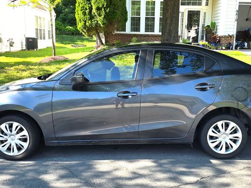 Used 2020 Toyota Yaris L FWD image 1