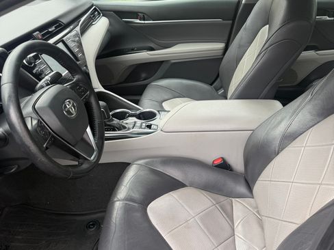Used 2018 Toyota Camry XLE image 9