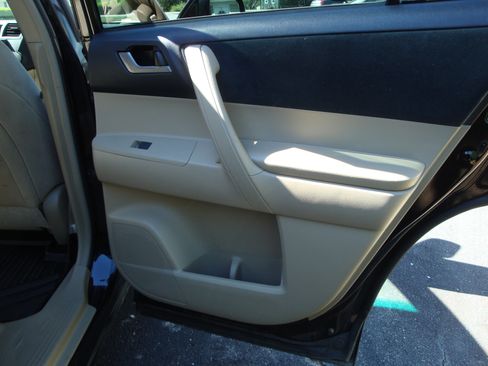 Used 2012 Toyota Highlander Limited w/ Tech Pkg image 9