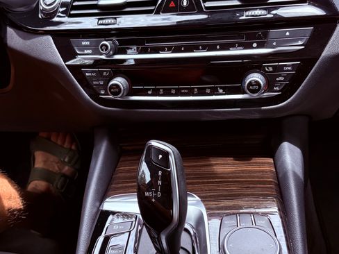 Used 2019 BMW 530e w/ Convenience Package RWD image 11