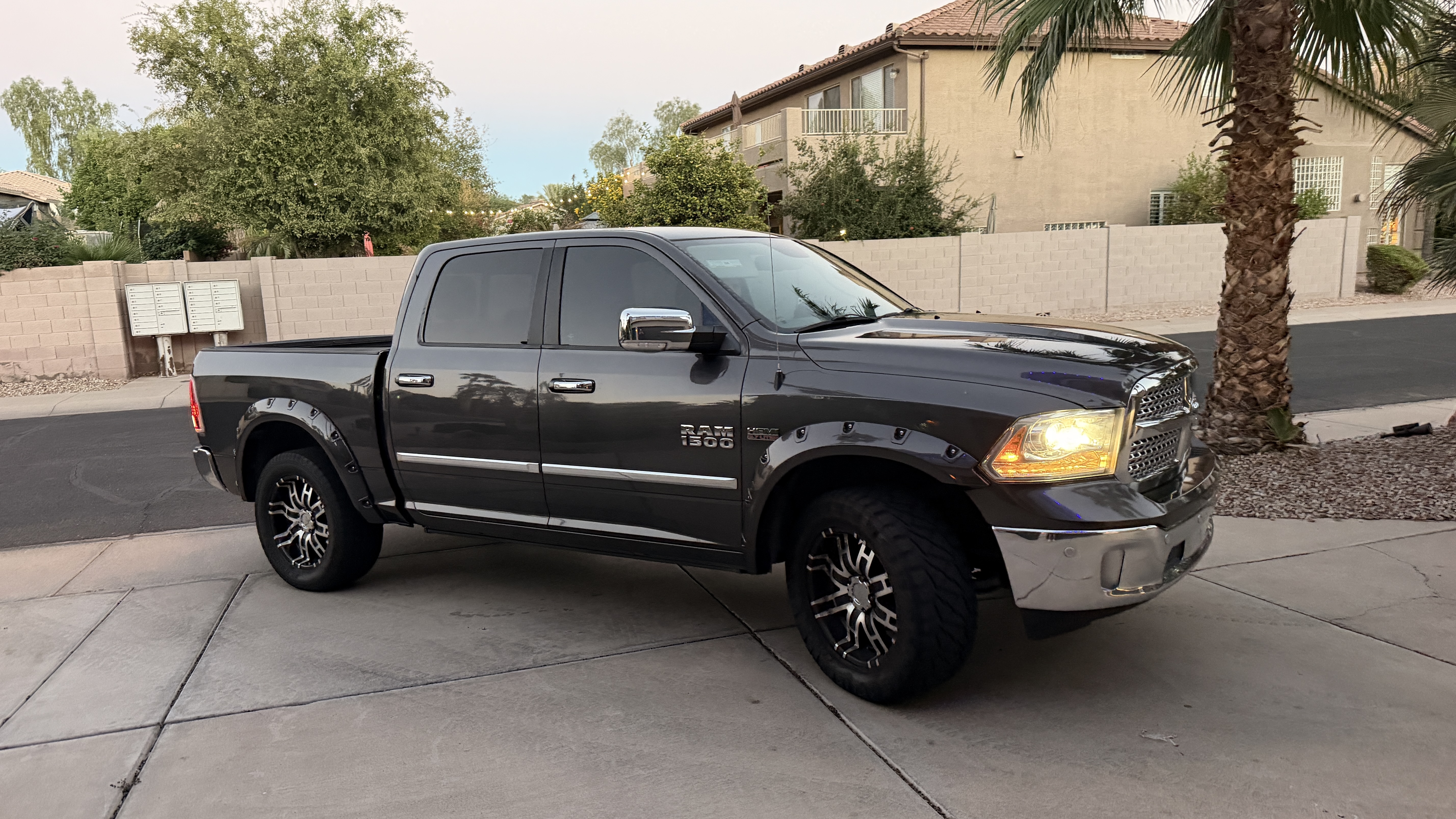 Used 2016 RAM 1500 Laramie AWD/4WD image 4