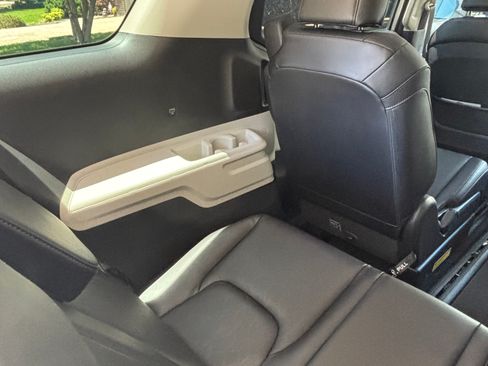 Used 2023 Kia Carnival LX FWD image 24