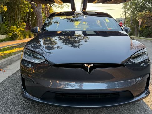 Used 2022 Tesla Model X Plaid image 11