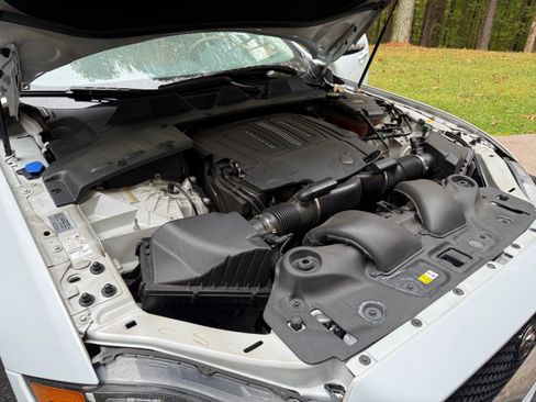 Used 2016 Jaguar XJ R-Sport image 9